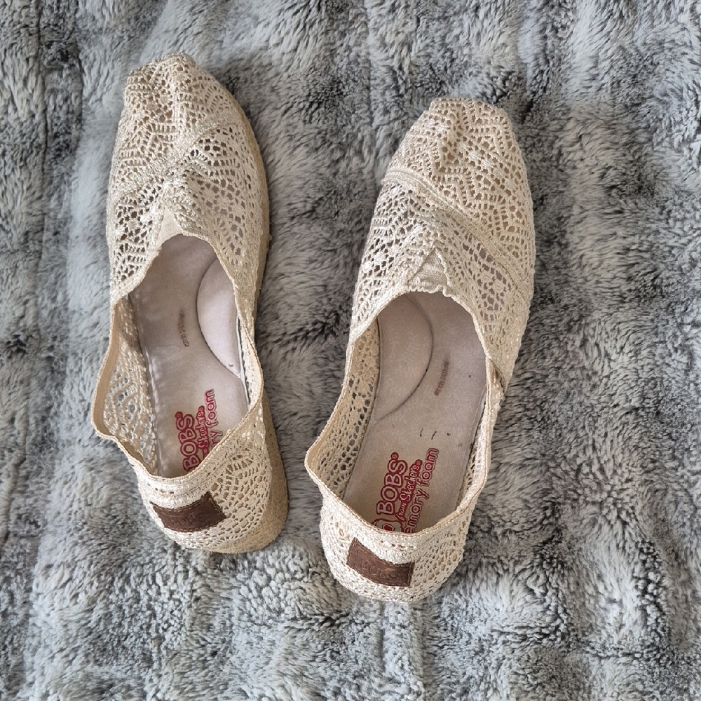 Skechers 🖤  Women's Beige Crochet Flats